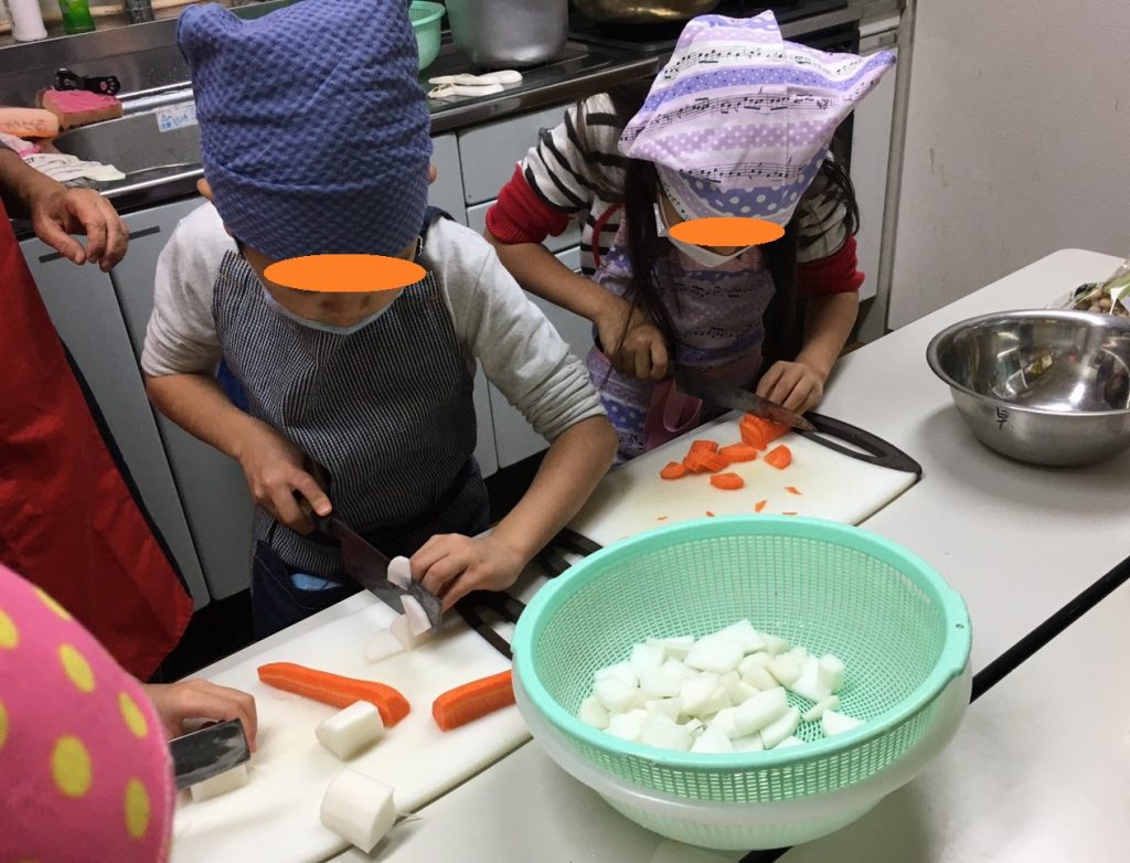 子ども達が、お迎えに来てくれるお母さんやお父さんの晩ご飯を作って、一緒に食べて帰るイベントです。